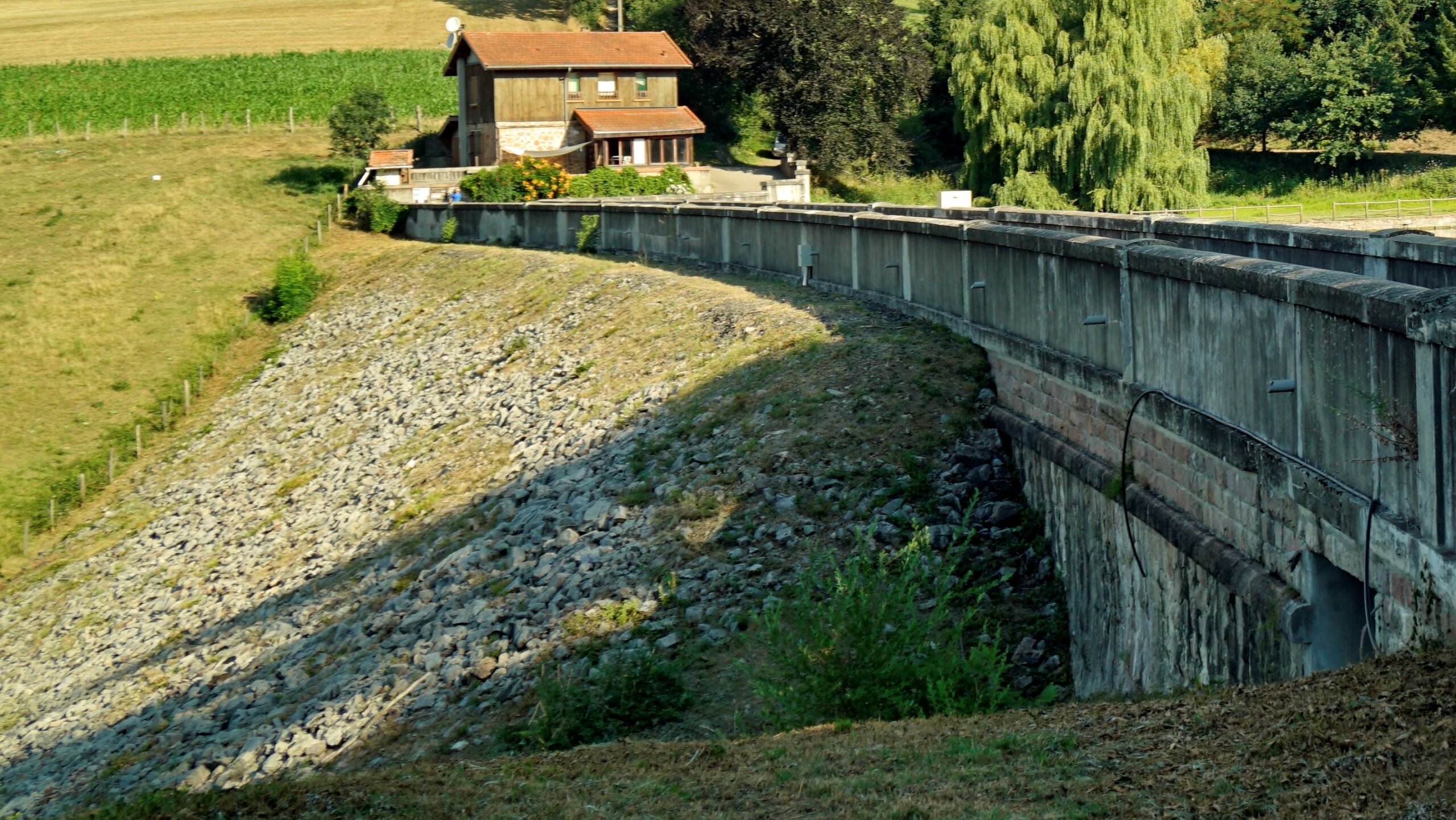 barrage eau grezieux chazelles 01 08 2022